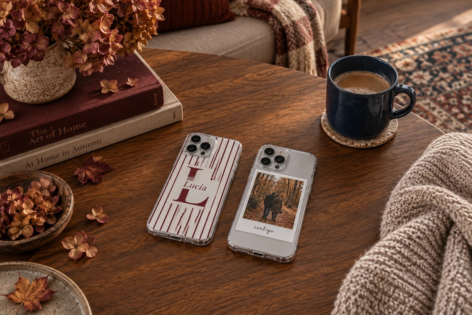 Dos fundas personalizadas en una escena de otoño