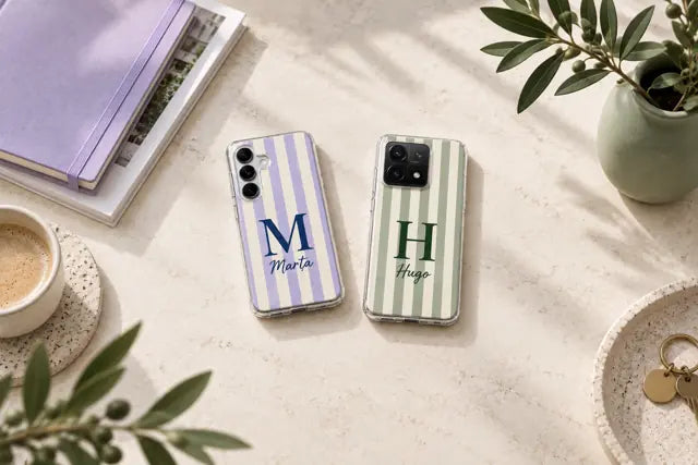 Fundas Samsung y Xiaomi con iniciales sobre rayas pastel